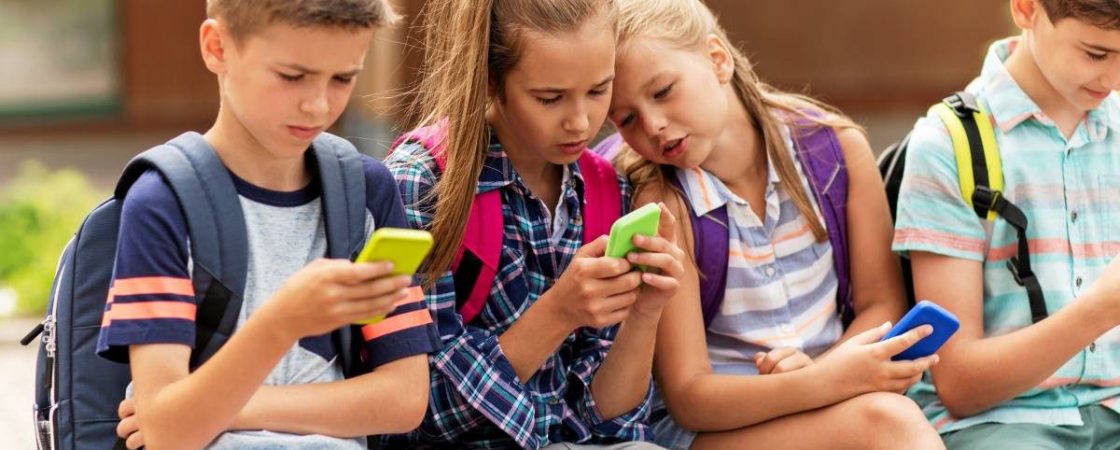 Smartphones usados em excesso prejudicam crianças, mostra pesquisa