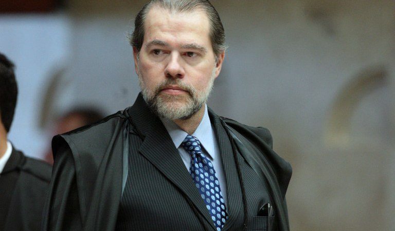 Presidente do STF defende diálogo entre poderes e ressalta que ‘dubiedade’ de Bolsonaro ‘assusta’
