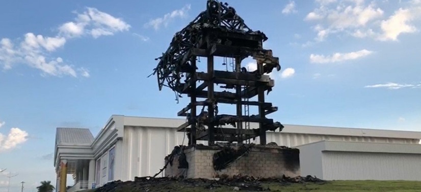 Após pegar fogo, estátua da Havan fica destruída na manhã desta terça (31)