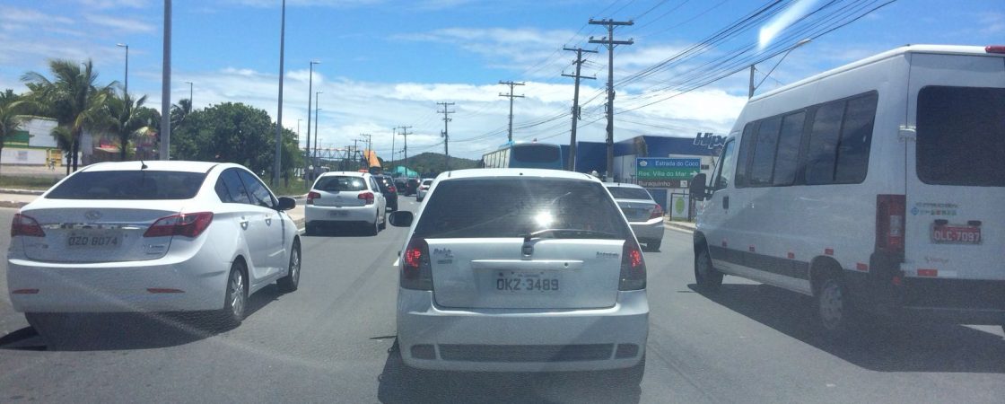 Motoristas enfrentam lentidão na Estrada do Coco na saída para o réveillon