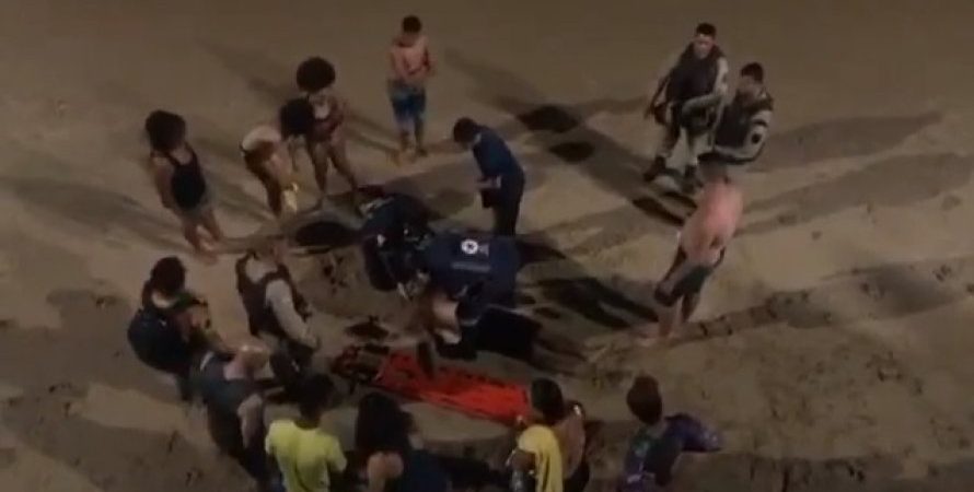 Homem cai de balaustrada no Farol da Barra e tem celular roubado