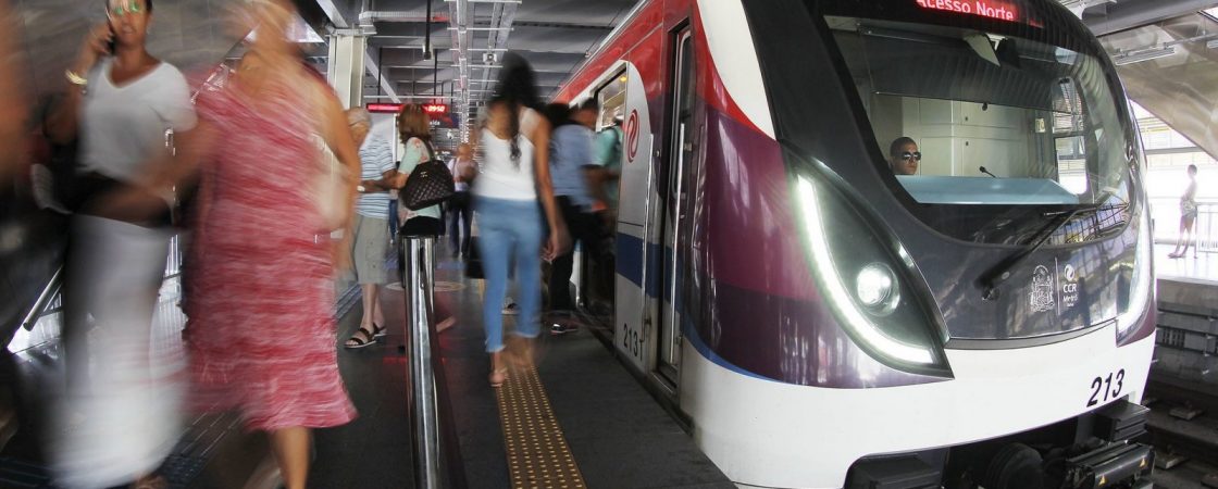 Trem do metrô de Salvador é evacuado após passageiro passar mal