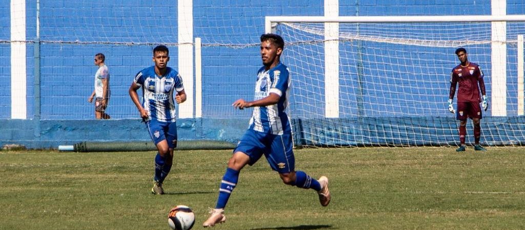 Paulo Carneiro anuncia contratação de meia-atacante do Avaí