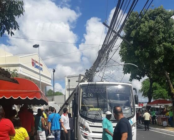 Após ser atingido por carro, poste cai em cima de ônibus no Centro de Camaçari