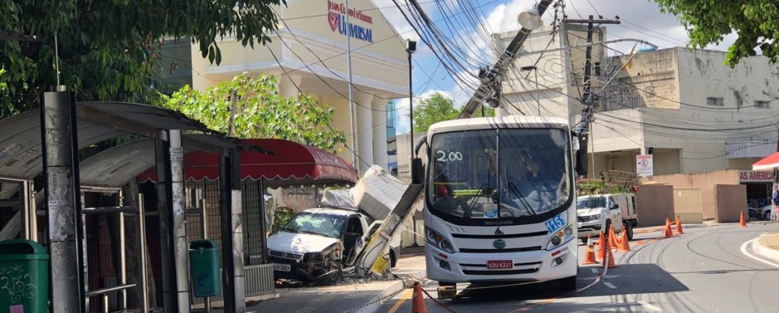 Rua Duque de Caxias, em Camaçari, segue interditada após acidente na manhã de hoje (19)