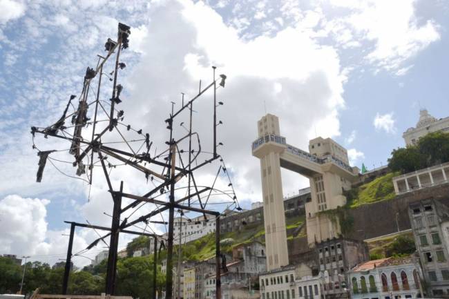Salvador: isqueiros são encontrados ao lado de escombros de monumento durante perícia