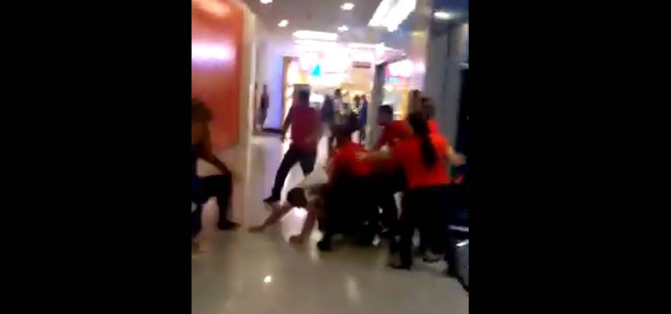 Homem acusado de agredir funcionário é espancado dentro de shopping de Salvador