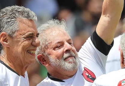 Lula e Chico Buarque participam de jogo de futebol com MST