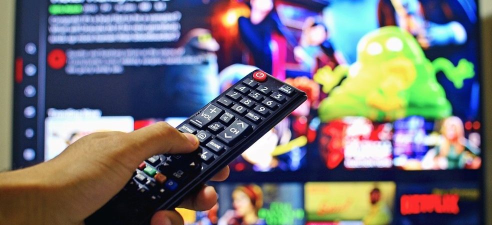 IBGE: TV paga e internet representam 60% dos gastos das famílias baianas com cultura