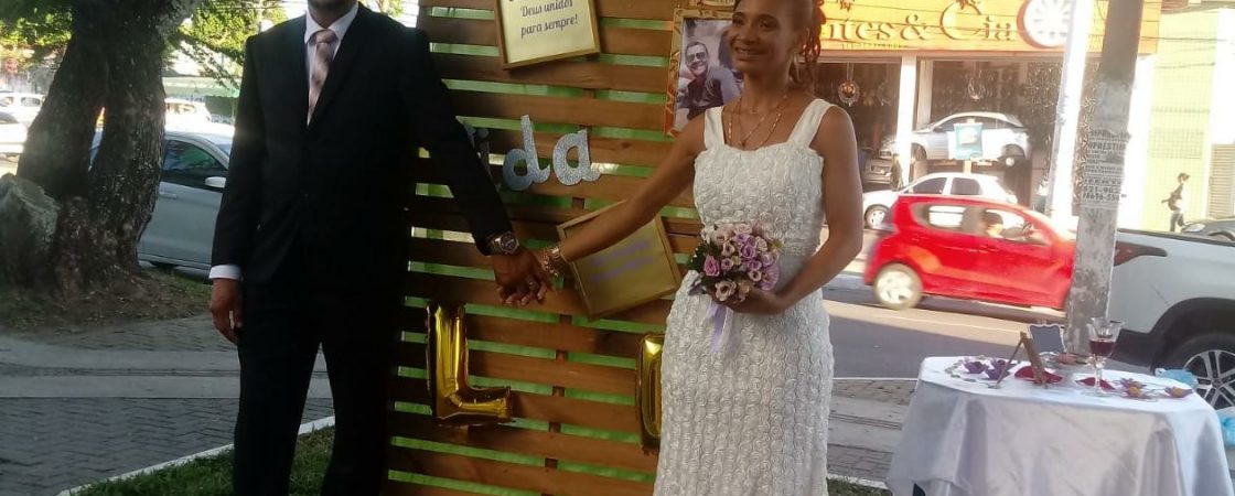Vídeo: casal recebe homenagem inusitada em avenida movimentada de Camaçari