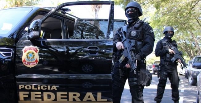 Polícia Federal cumpre mandados em endereços ligados a joalheiro em Salvador; a ação faz parte da Operação Faroeste
