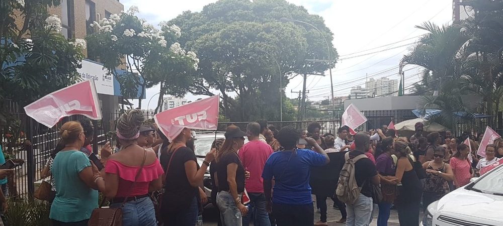 Professores municipais de Salvador realizam protesto contra demissão de educadores contratados pelo Reda
