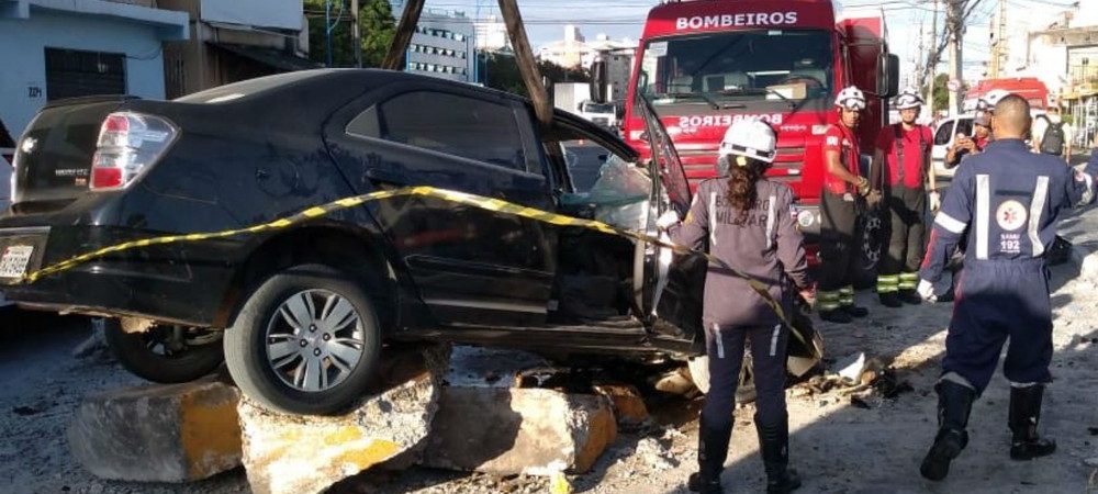 Salvador: homem fica preso às ferragens após carro bater em barra de concreto no Imbuí