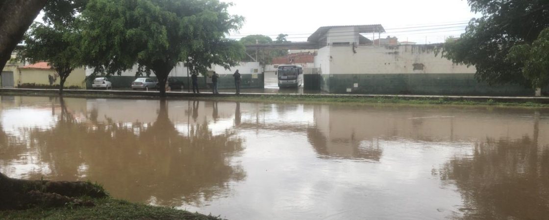 Fortes chuvas causam transtornos em Lauro de Freitas no último dia do ano