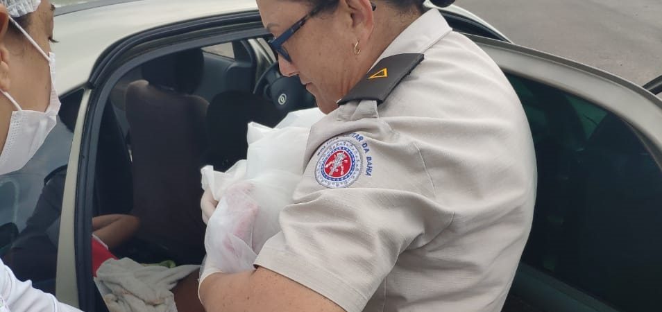 Policiais ajudam em parto de gestante dentro de carro, em Barra Grande