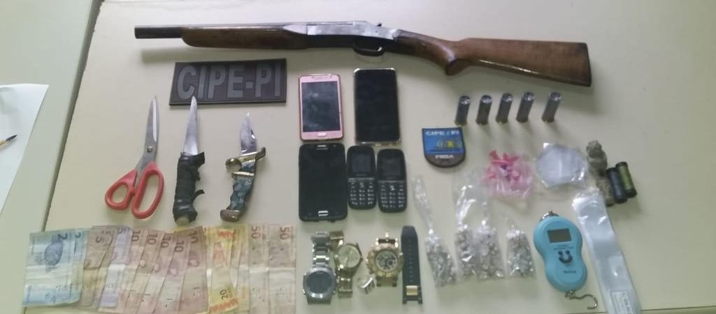 Suspeitos de tráfico de drogas são presos em Camaçari
