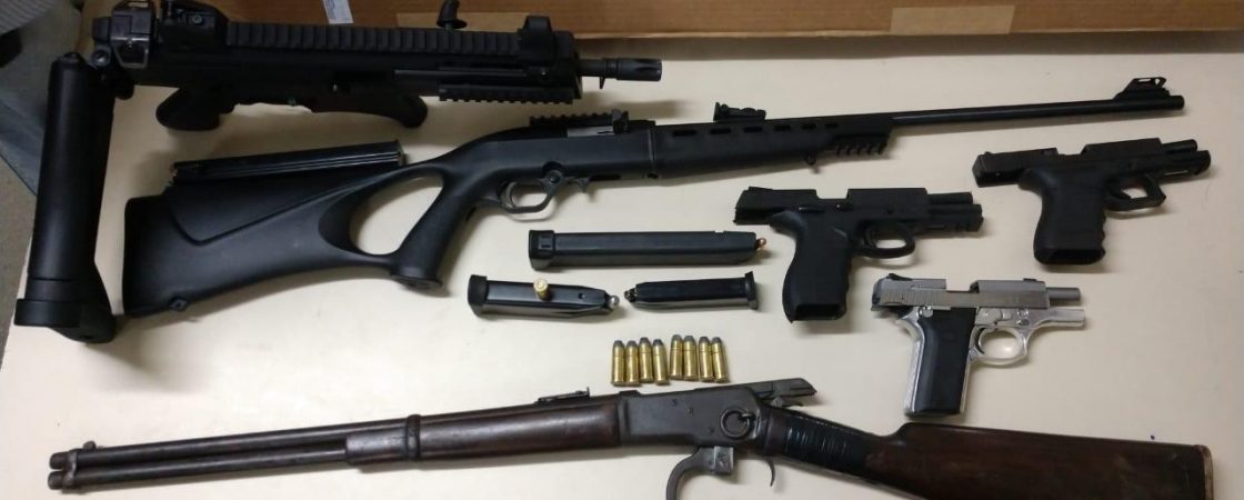 Armas são apreendidas pela PM em Camaçari; dois homens foram presos