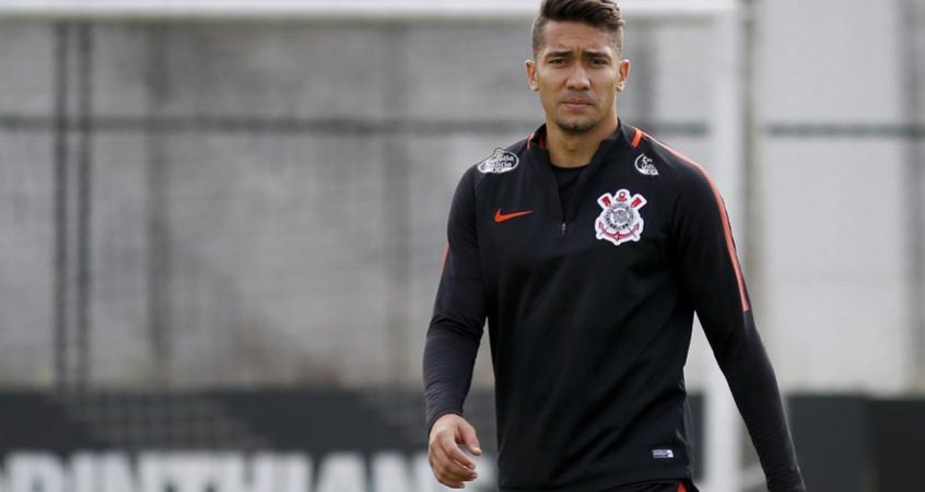 Vitória negocia com volante do Corinthians; empresário confirma