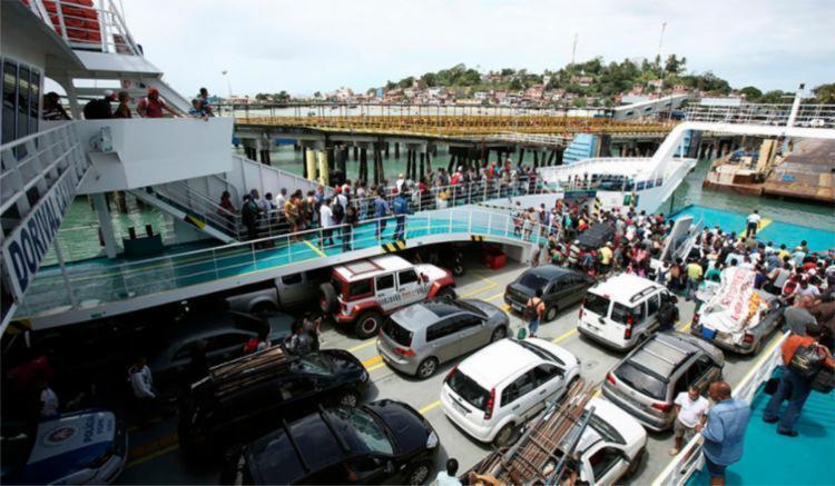 Movimento de veículos e pedestres é intenso no terminal Bom Despacho