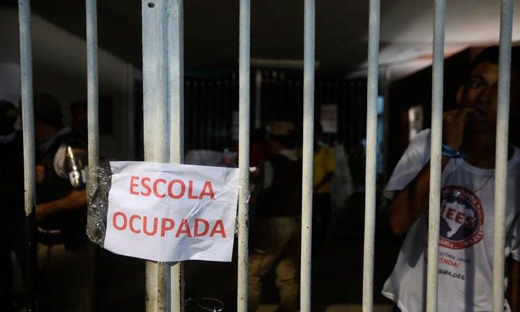 Estudantes ocupam Colégio Odorico Tavares em protesto contra fechamento da unidade