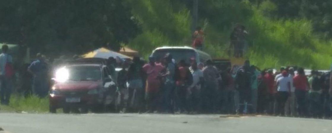Funcionários de refinaria de Candeias fazem protesto contra venda da unidade