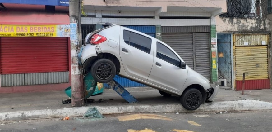 Salvador: após ré, motorista bate carro em poste para tentar evitar assalto