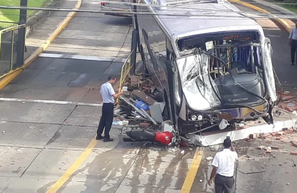 Bahia: ônibus desgovernado atinge e destrói guarita de garagem