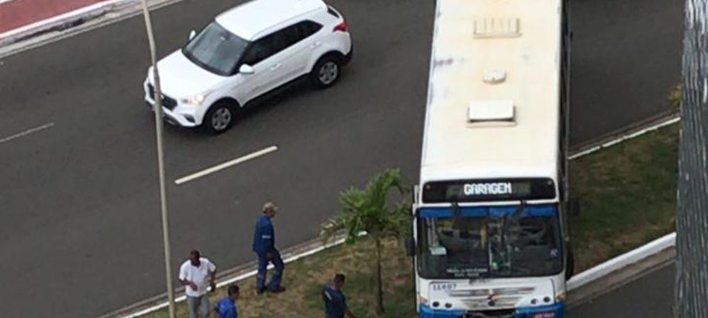 Salvador: ônibus bate e derruba poste na Avenida Pinto de Aguiar