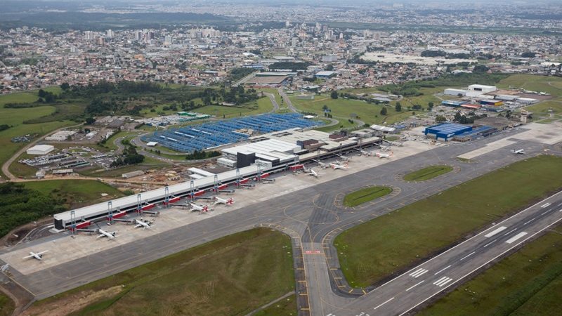 Passageira morre dentro de avião em aeroporto de Curitiba