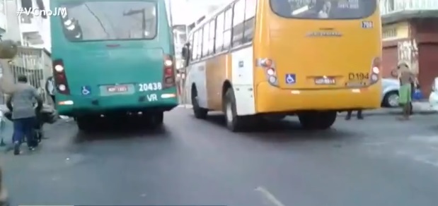 Salvador: assaltantes roubam passageiros e fogem com chaves de ônibus
