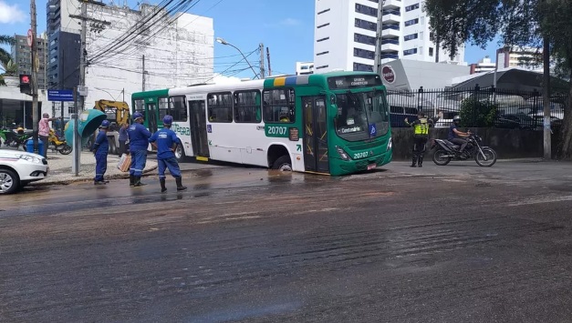 Salvador: após asfalto ceder, ônibus fica atolado no bairro da Graça