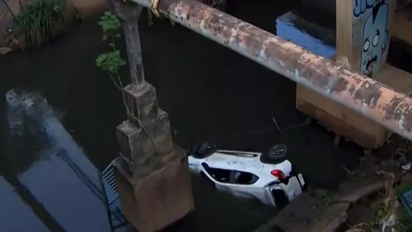 Salvador: carro de passeio cai em córrego e passageiro é resgatado por bombeiros