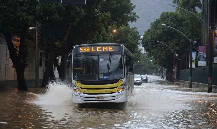 Chuva forte deixa Rio de Janeiro em estágio de atenção