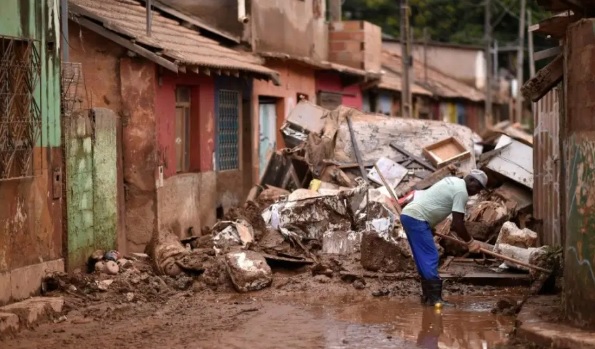 Bolsonaro anuncia liberação de crédito para vítimas das chuvas em MG, ES e RJ