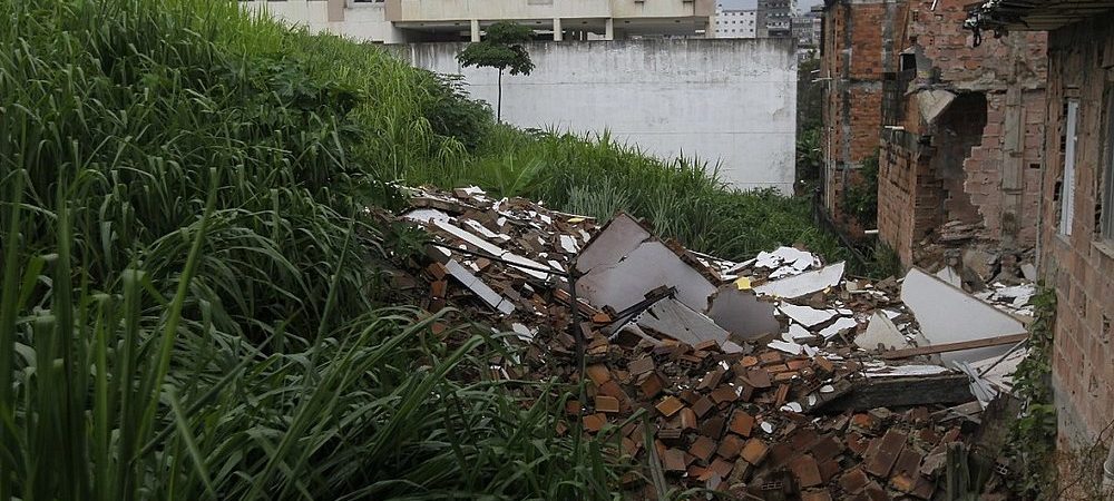 Casa vizinha de imóvel que desabou em Narandiba começa a ser demolida