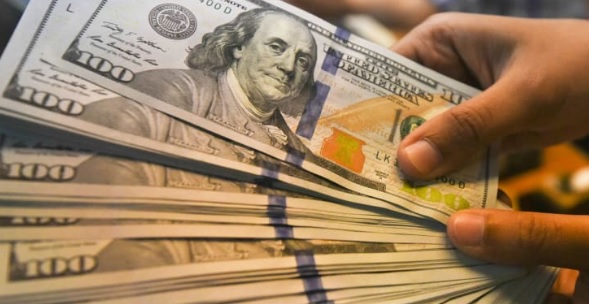 Pela 1ª vez na história, dólar abre em alta e bate R$ 4,40