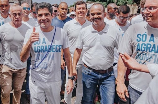 Elinaldo participa da Lavagem do Bonfim ao lado de aliados políticos: ‘Muito bom dividir esse momento com grandes amigos’