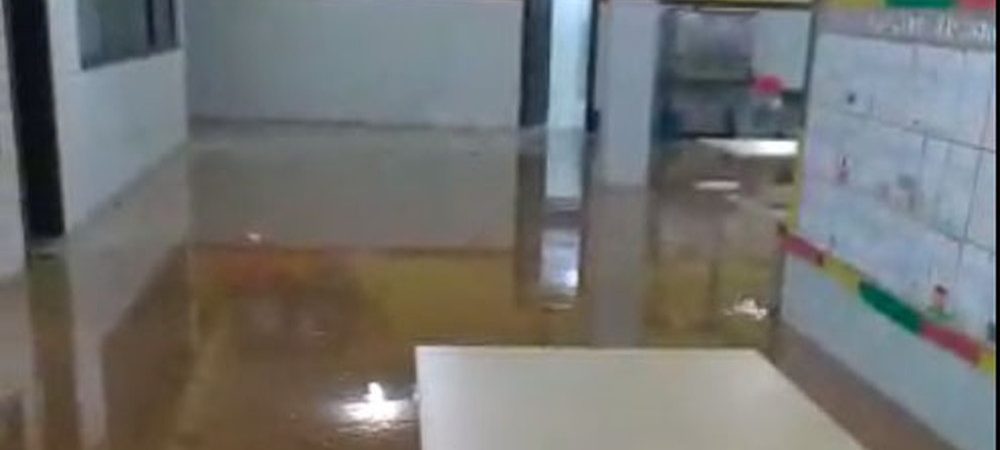 Chuva deixa escola alagada em Salvador