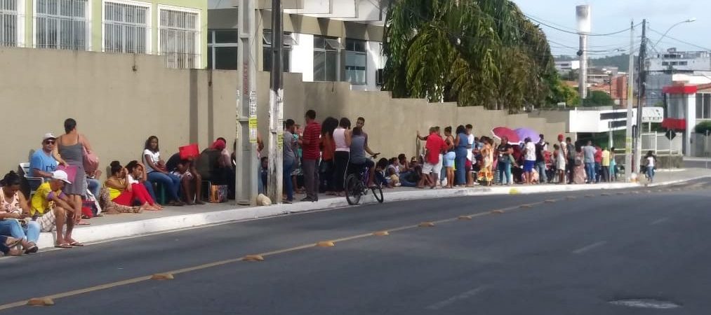 Camaçari: pais dormem na frente de escolas para matricular filhos na rede estadual