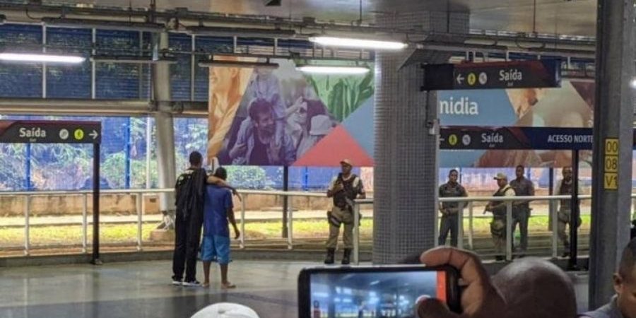 Homem armado com facão faz refém em estação de metrô de Salvador