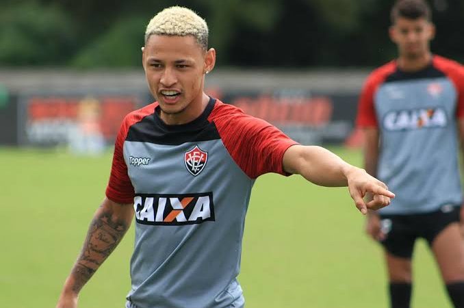 Neilton recusa proposta do Coritiba e segue com futuro indefinido no Vitória