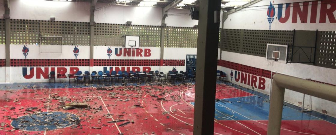 Chuvas em Salvador: teto de centro universitário é arrancado
