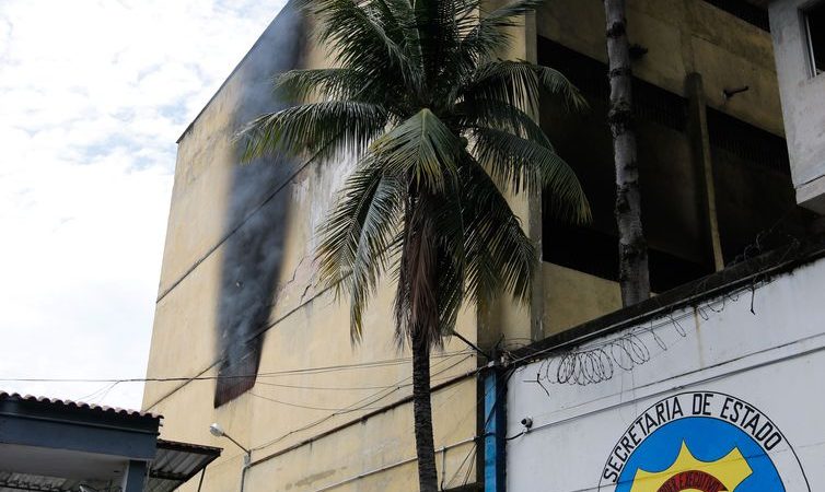 Bombeiros controlam incêndio em presídio no Rio