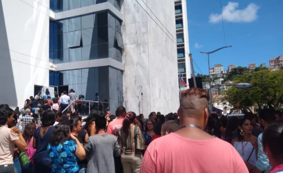 Agência bancária no bairro do Comércio, em Salvador, é atingida por incêndio