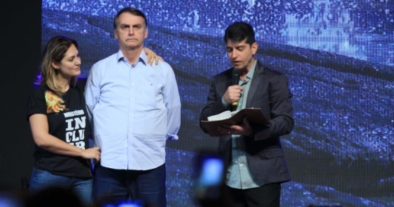 Bolsonaro afirma que desistiu de dar subsídio à conta de luz de igrejas brasileiras