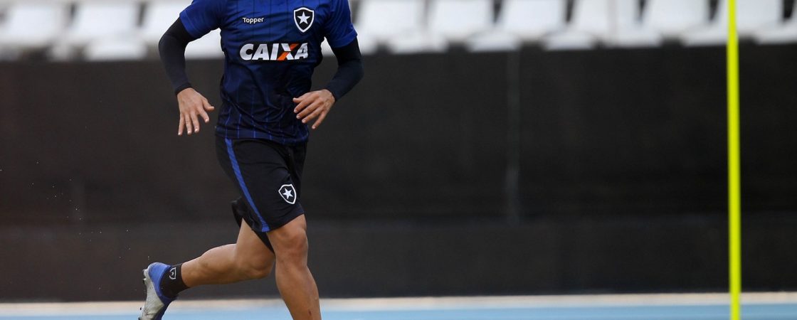 Por empréstimo, Vitória acerta com volante do Corinthians