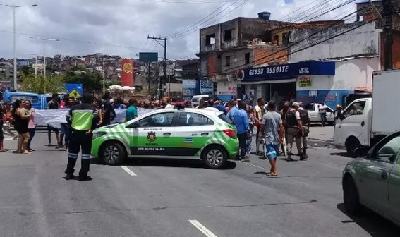 Salvador: grupo faz manifestação e deixa trânsito lento na San Martin