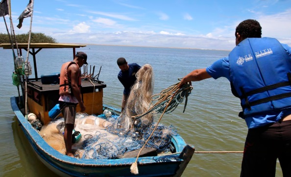 Auxílio emergencial: pescadores de áreas atingidas por óleo recebem segunda parcela do benefício