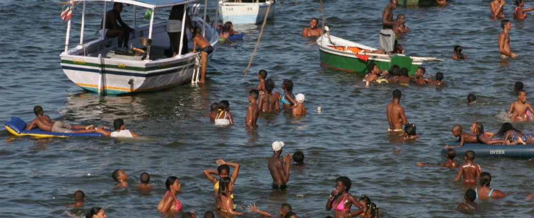 Homem morre afogado em praia da Ribeira, em Salvador