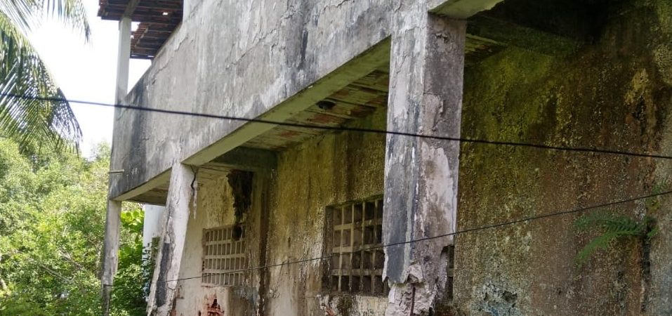 Simões Filho: moradores do bairro de Aratu denunciam prédio desativado com risco de desabamento